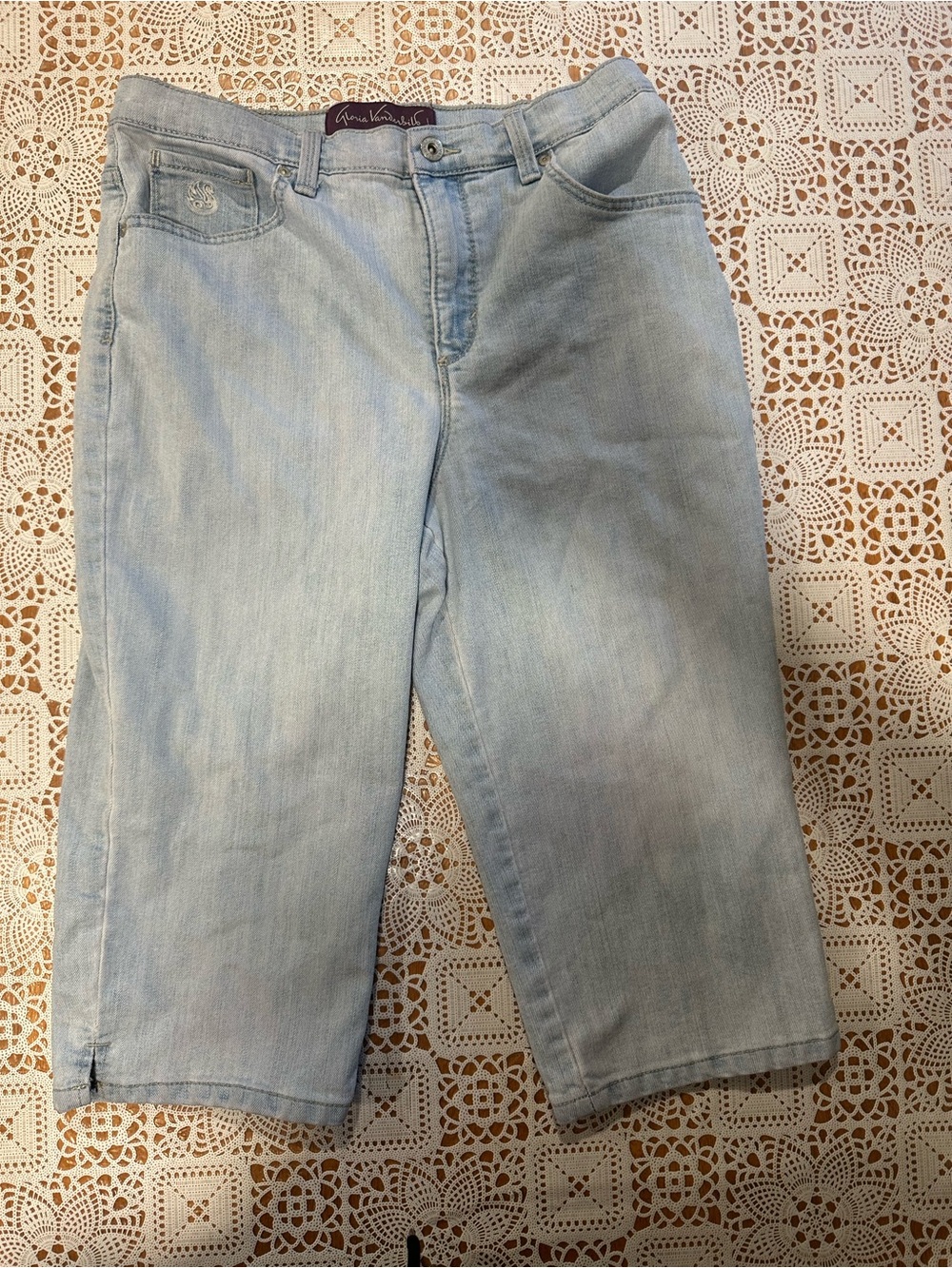 Gloria Vanderbilt Amanda Skimmer Jeans 8 Light Wash Embroidered Capri